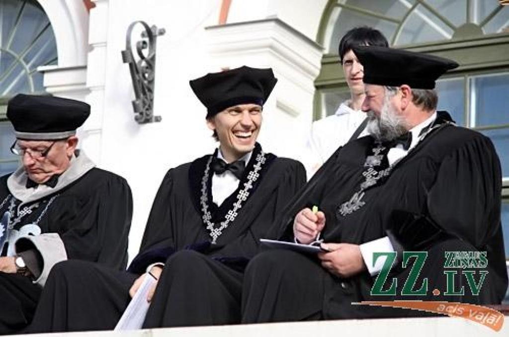 Jelgavas pils pagalmā jaunie studenti izcīnījuši sava zinību vīra Azemitologa lielo un mazo balvu. Mazo balvu izcīnīja Lauksaimniecības fakultātes (LF) studenti, bet Lielā balva aizceļoja pie Tehniskās fakultātes (TF) pirmkursniekiem.
Par...