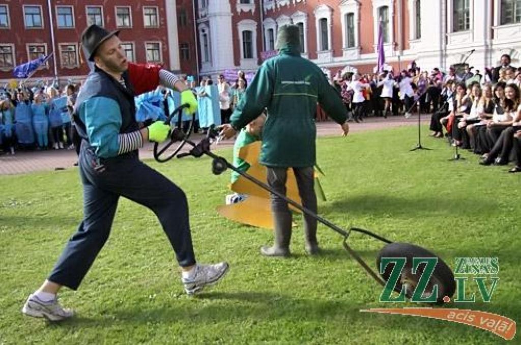Jelgavas pils pagalmā jaunie studenti izcīnījuši sava zinību vīra Azemitologa lielo un mazo balvu. Mazo balvu izcīnīja Lauksaimniecības fakultātes (LF) studenti, bet Lielā balva aizceļoja pie Tehniskās fakultātes (TF) pirmkursniekiem.
Par...