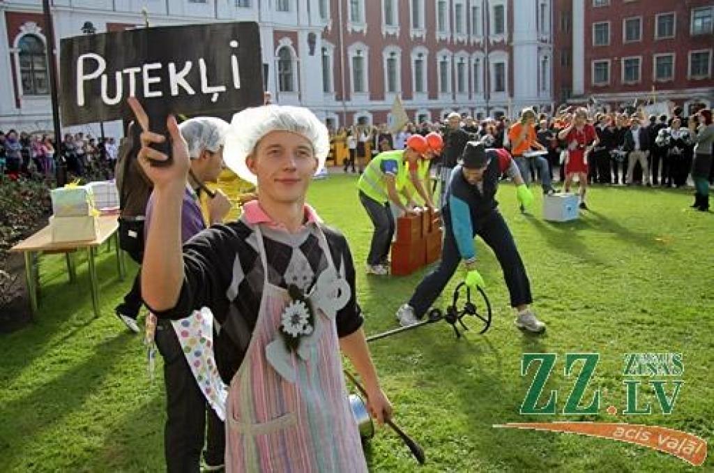 Jelgavas pils pagalmā jaunie studenti izcīnījuši sava zinību vīra Azemitologa lielo un mazo balvu. Mazo balvu izcīnīja Lauksaimniecības fakultātes (LF) studenti, bet Lielā balva aizceļoja pie Tehniskās fakultātes (TF) pirmkursniekiem.
Par...