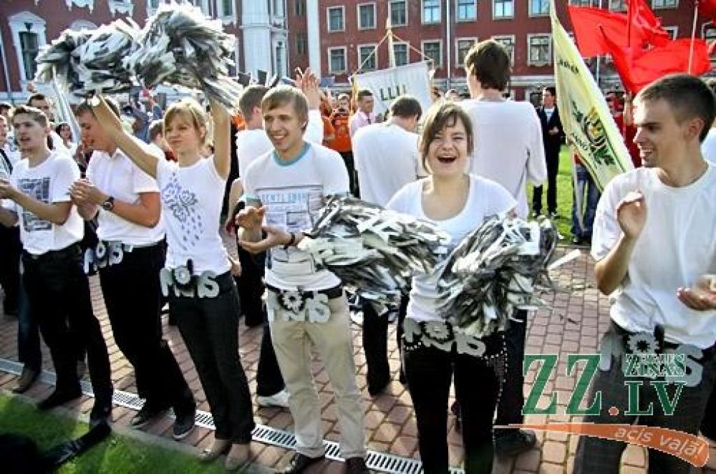 Jelgavas pils pagalmā jaunie studenti izcīnījuši sava zinību vīra Azemitologa lielo un mazo balvu. Mazo balvu izcīnīja Lauksaimniecības fakultātes (LF) studenti, bet Lielā balva aizceļoja pie Tehniskās fakultātes (TF) pirmkursniekiem.
Par...