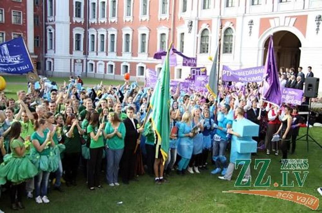 Jelgavas pils pagalmā jaunie studenti izcīnījuši sava zinību vīra Azemitologa lielo un mazo balvu. Mazo balvu izcīnīja Lauksaimniecības fakultātes (LF) studenti, bet Lielā balva aizceļoja pie Tehniskās fakultātes (TF) pirmkursniekiem.
Par...