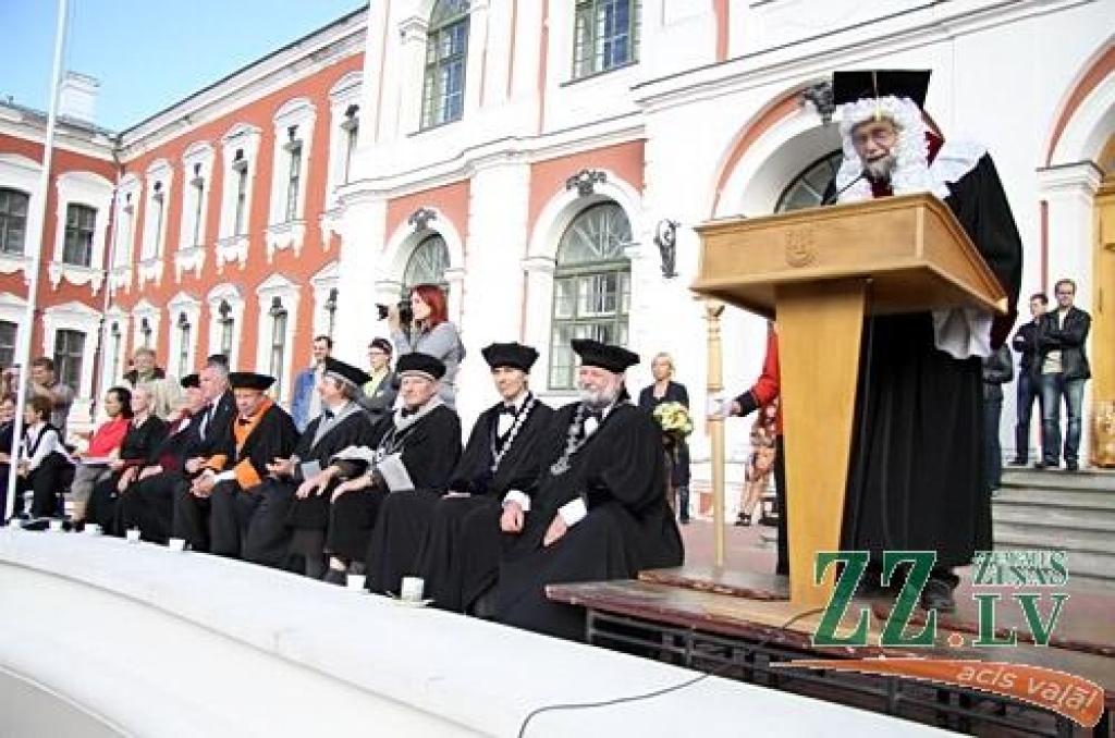 Jelgavas pils pagalmā jaunie studenti izcīnījuši sava zinību vīra Azemitologa lielo un mazo balvu. Mazo balvu izcīnīja Lauksaimniecības fakultātes (LF) studenti, bet Lielā balva aizceļoja pie Tehniskās fakultātes (TF) pirmkursniekiem.
Par...