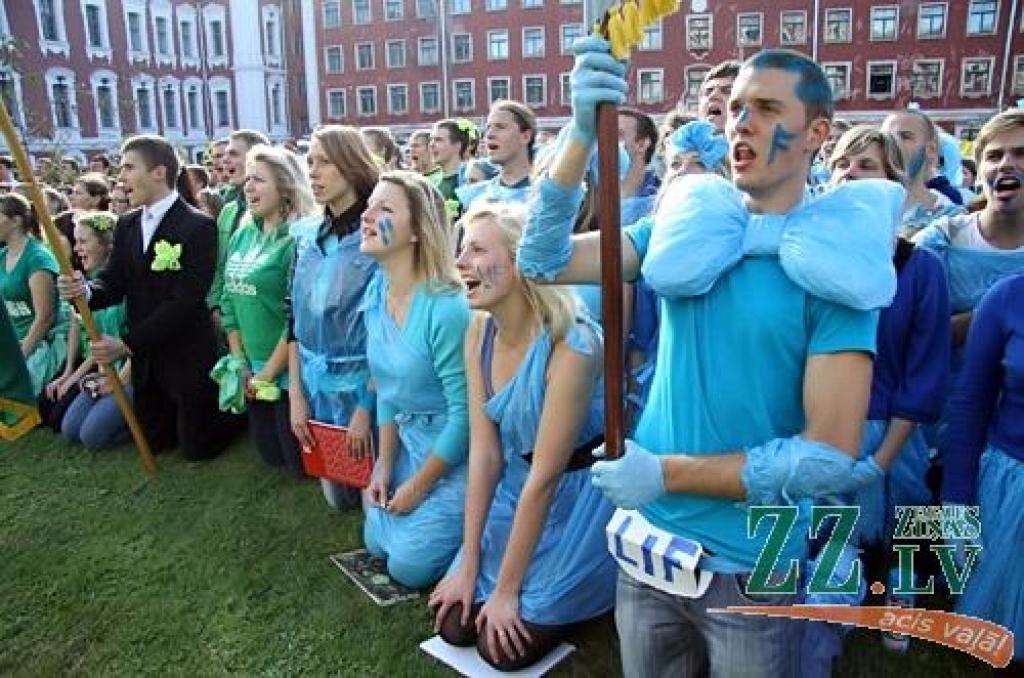 Jelgavas pils pagalmā jaunie studenti izcīnījuši sava zinību vīra Azemitologa lielo un mazo balvu. Mazo balvu izcīnīja Lauksaimniecības fakultātes (LF) studenti, bet Lielā balva aizceļoja pie Tehniskās fakultātes (TF) pirmkursniekiem.
Par...
