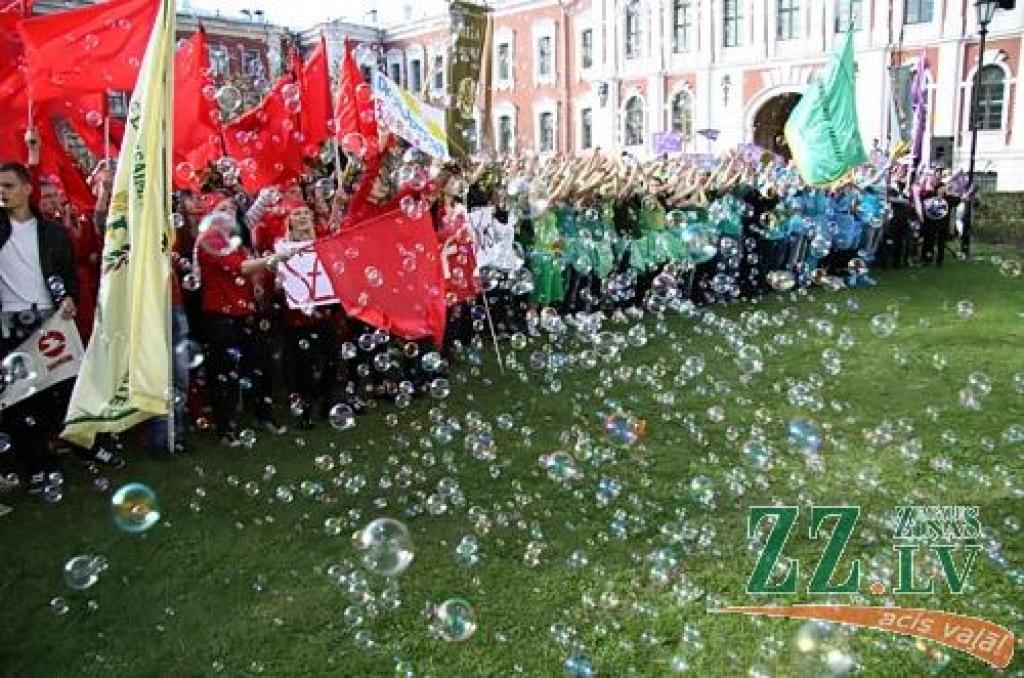 Jelgavas pils pagalmā jaunie studenti izcīnījuši sava zinību vīra Azemitologa lielo un mazo balvu. Mazo balvu izcīnīja Lauksaimniecības fakultātes (LF) studenti, bet Lielā balva aizceļoja pie Tehniskās fakultātes (TF) pirmkursniekiem.
Par...