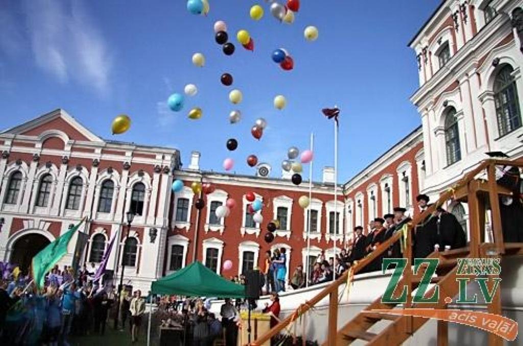 Jelgavas pils pagalmā jaunie studenti izcīnījuši sava zinību vīra Azemitologa lielo un mazo balvu. Mazo balvu izcīnīja Lauksaimniecības fakultātes (LF) studenti, bet Lielā balva aizceļoja pie Tehniskās fakultātes (TF) pirmkursniekiem.
Par...