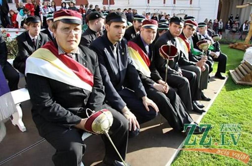 Jelgavas pils pagalmā jaunie studenti izcīnījuši sava zinību vīra Azemitologa lielo un mazo balvu. Mazo balvu izcīnīja Lauksaimniecības fakultātes (LF) studenti, bet Lielā balva aizceļoja pie Tehniskās fakultātes (TF) pirmkursniekiem.
Par...