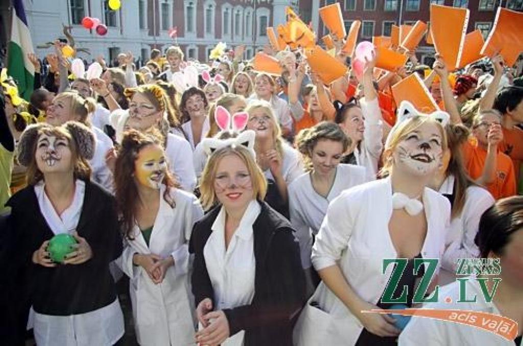Jelgavas pils pagalmā jaunie studenti izcīnījuši sava zinību vīra Azemitologa lielo un mazo balvu. Mazo balvu izcīnīja Lauksaimniecības fakultātes (LF) studenti, bet Lielā balva aizceļoja pie Tehniskās fakultātes (TF) pirmkursniekiem.
Par...