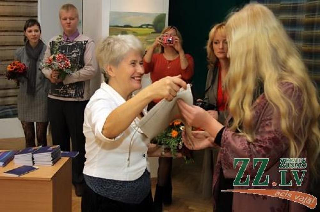 Pašā Miķeļdienā Jelgavas kultūras namā durvis vērusi jauna studijā «Dardedze», šoreiz kopā ar draugiem un palīgiem, tapusi izstāde – «Pirtsdiena».
«Es domāju, ka katru latvieti, lai kur viņš atrastos, vienalga zempziņā velk uz laukiem,...