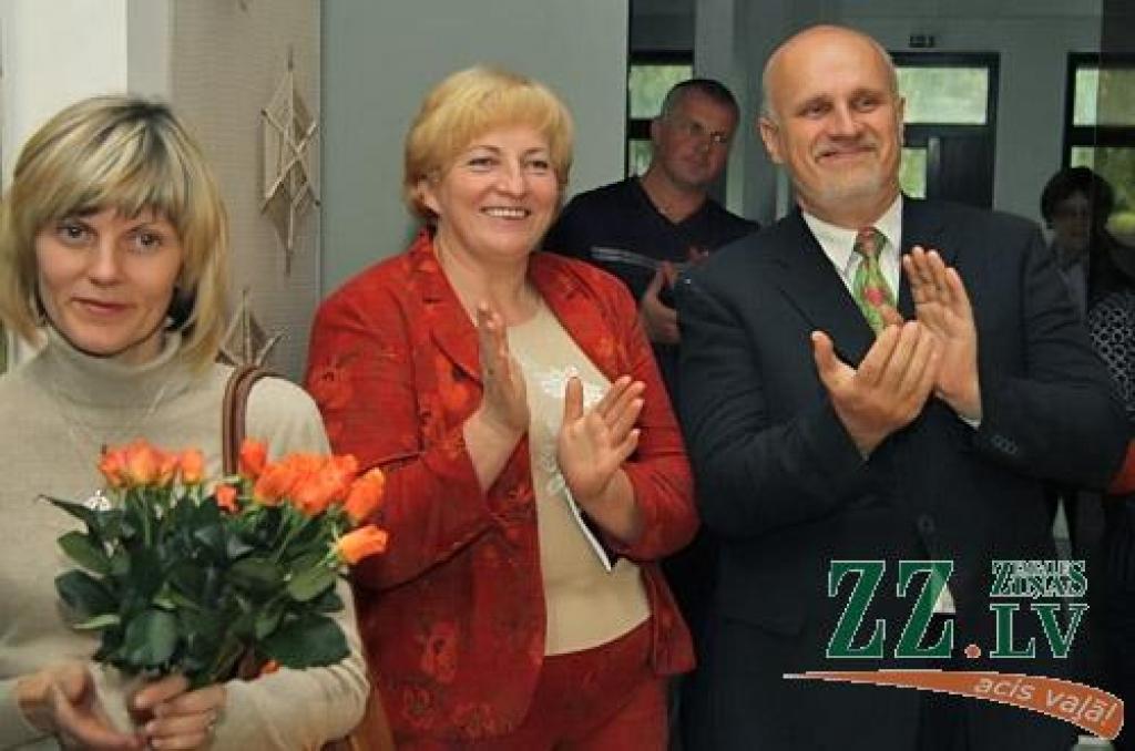 Pašā Miķeļdienā Jelgavas kultūras namā durvis vērusi jauna studijā «Dardedze», šoreiz kopā ar draugiem un palīgiem, tapusi izstāde – «Pirtsdiena».
«Es domāju, ka katru latvieti, lai kur viņš atrastos, vienalga zempziņā velk uz laukiem,...