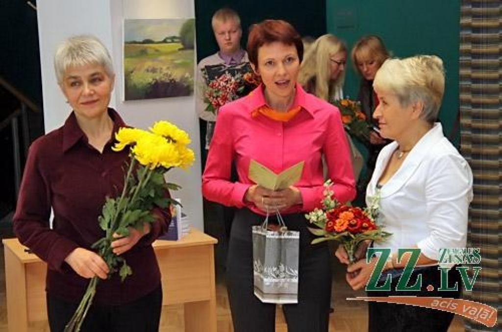 Pašā Miķeļdienā Jelgavas kultūras namā durvis vērusi jauna studijā «Dardedze», šoreiz kopā ar draugiem un palīgiem, tapusi izstāde – «Pirtsdiena».
«Es domāju, ka katru latvieti, lai kur viņš atrastos, vienalga zempziņā velk uz laukiem,...