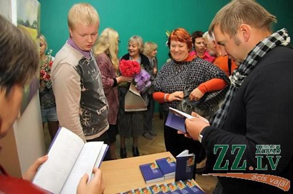 Pašā Miķeļdienā Jelgavas kultūras namā durvis vērusi jauna studijā «Dardedze», šoreiz kopā ar draugiem un palīgiem, tapusi izstāde – «Pirtsdiena».
«Es domāju, ka katru latvieti, lai kur viņš atrastos, vienalga zempziņā velk uz laukiem,...