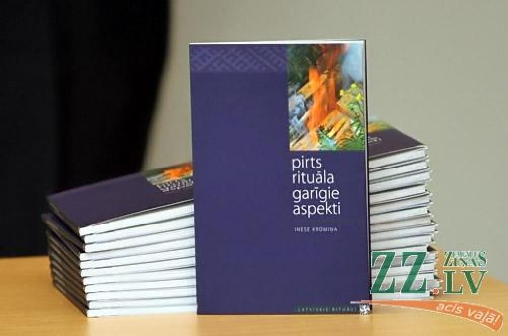Pašā Miķeļdienā Jelgavas kultūras namā durvis vērusi jauna studijā «Dardedze», šoreiz kopā ar draugiem un palīgiem, tapusi izstāde – «Pirtsdiena».
«Es domāju, ka katru latvieti, lai kur viņš atrastos, vienalga zempziņā velk uz laukiem,...