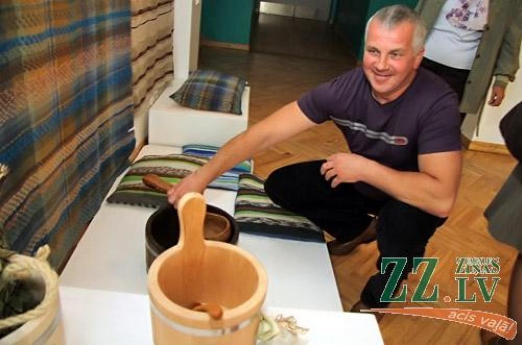 Pašā Miķeļdienā Jelgavas kultūras namā durvis vērusi jauna studijā «Dardedze», šoreiz kopā ar draugiem un palīgiem, tapusi izstāde – «Pirtsdiena».
«Es domāju, ka katru latvieti, lai kur viņš atrastos, vienalga zempziņā velk uz laukiem,...