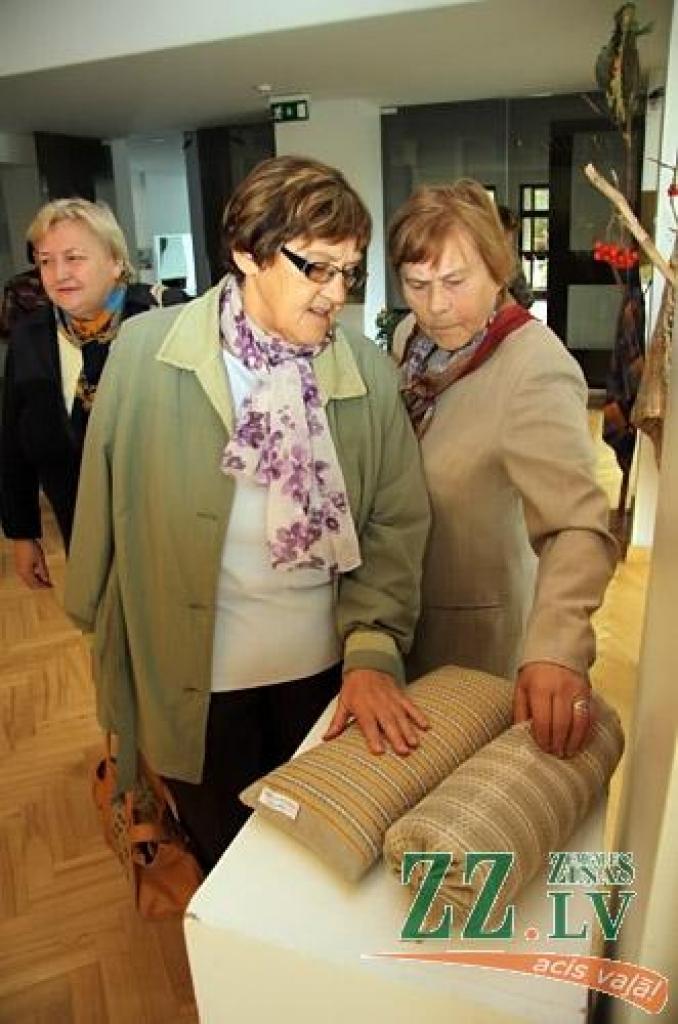 Pašā Miķeļdienā Jelgavas kultūras namā durvis vērusi jauna studijā «Dardedze», šoreiz kopā ar draugiem un palīgiem, tapusi izstāde – «Pirtsdiena».
«Es domāju, ka katru latvieti, lai kur viņš atrastos, vienalga zempziņā velk uz laukiem,...