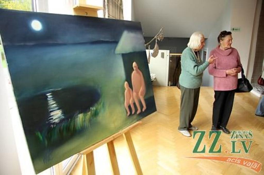 Pašā Miķeļdienā Jelgavas kultūras namā durvis vērusi jauna studijā «Dardedze», šoreiz kopā ar draugiem un palīgiem, tapusi izstāde – «Pirtsdiena».
«Es domāju, ka katru latvieti, lai kur viņš atrastos, vienalga zempziņā velk uz laukiem,...