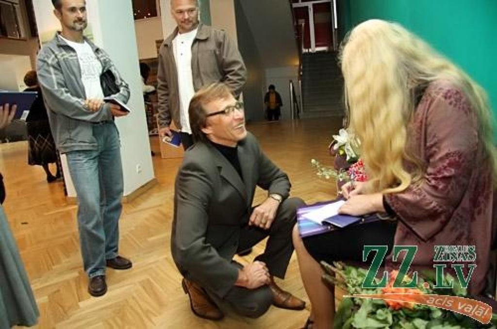 Pašā Miķeļdienā Jelgavas kultūras namā durvis vērusi jauna studijā «Dardedze», šoreiz kopā ar draugiem un palīgiem, tapusi izstāde – «Pirtsdiena».
«Es domāju, ka katru latvieti, lai kur viņš atrastos, vienalga zempziņā velk uz laukiem,...