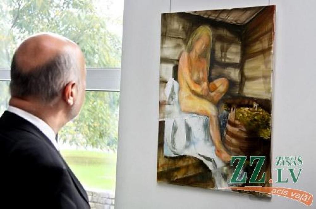 Pašā Miķeļdienā Jelgavas kultūras namā durvis vērusi jauna studijā «Dardedze», šoreiz kopā ar draugiem un palīgiem, tapusi izstāde – «Pirtsdiena».
«Es domāju, ka katru latvieti, lai kur viņš atrastos, vienalga zempziņā velk uz laukiem,...