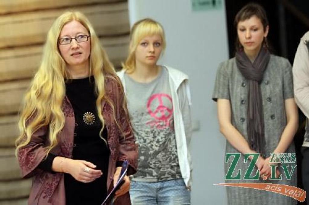 Pašā Miķeļdienā Jelgavas kultūras namā durvis vērusi jauna studijā «Dardedze», šoreiz kopā ar draugiem un palīgiem, tapusi izstāde – «Pirtsdiena».
«Es domāju, ka katru latvieti, lai kur viņš atrastos, vienalga zempziņā velk uz laukiem,...