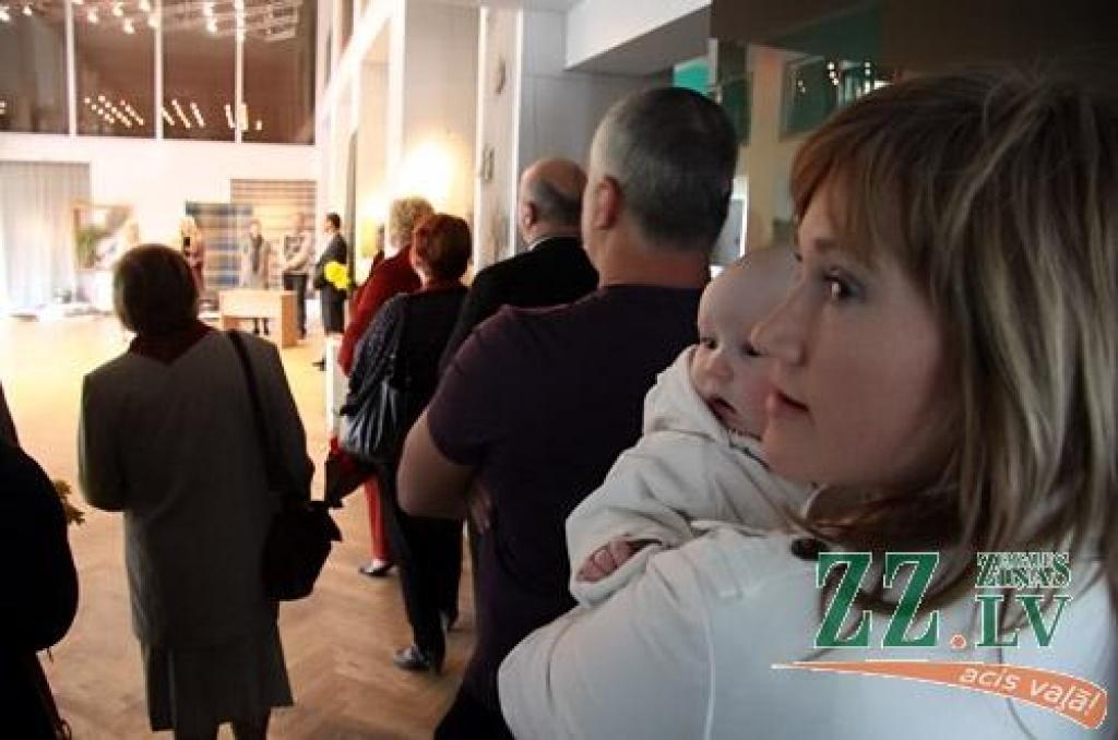 Pašā Miķeļdienā Jelgavas kultūras namā durvis vērusi jauna studijā «Dardedze», šoreiz kopā ar draugiem un palīgiem, tapusi izstāde – «Pirtsdiena».
«Es domāju, ka katru latvieti, lai kur viņš atrastos, vienalga zempziņā velk uz laukiem,...