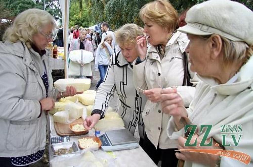 Līdz pašiem Miķeļiem gan vēl pusotra nedēļa, tomēr jelgavnieki nolēma daudz nekavēties un tradicionālo gadatirgu «Miķeļdienu gaidot!» Hercoga Jēkaba laukumā sarīkoja jau 17. septembrī – Saeimas ārkārtas vēlēšanu sestdienā. Droši vien tas...