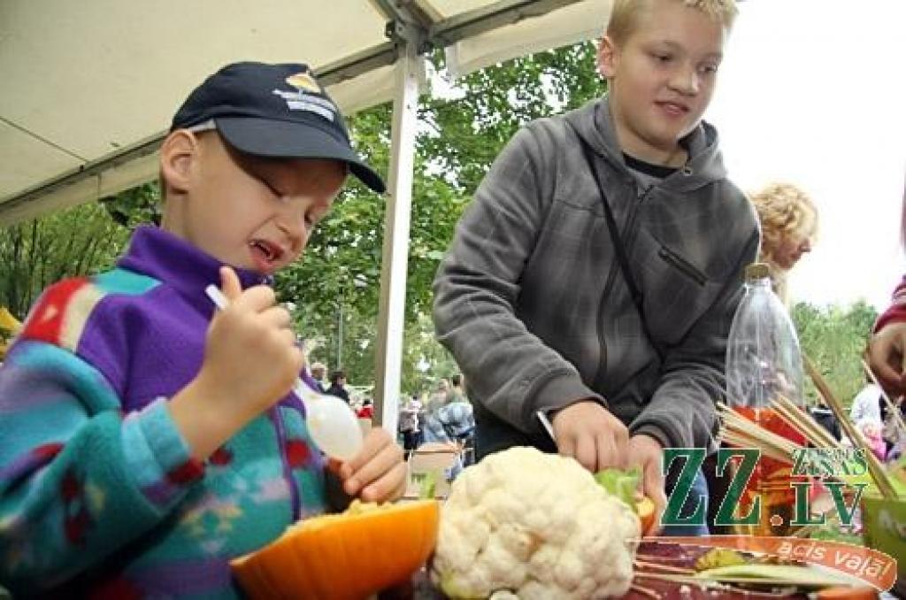 Līdz pašiem Miķeļiem gan vēl pusotra nedēļa, tomēr jelgavnieki nolēma daudz nekavēties un tradicionālo gadatirgu «Miķeļdienu gaidot!» Hercoga Jēkaba laukumā sarīkoja jau 17. septembrī – Saeimas ārkārtas vēlēšanu sestdienā. Droši vien tas...