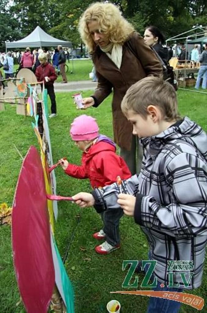 Līdz pašiem Miķeļiem gan vēl pusotra nedēļa, tomēr jelgavnieki nolēma daudz nekavēties un tradicionālo gadatirgu «Miķeļdienu gaidot!» Hercoga Jēkaba laukumā sarīkoja jau 17. septembrī – Saeimas ārkārtas vēlēšanu sestdienā. Droši vien tas...