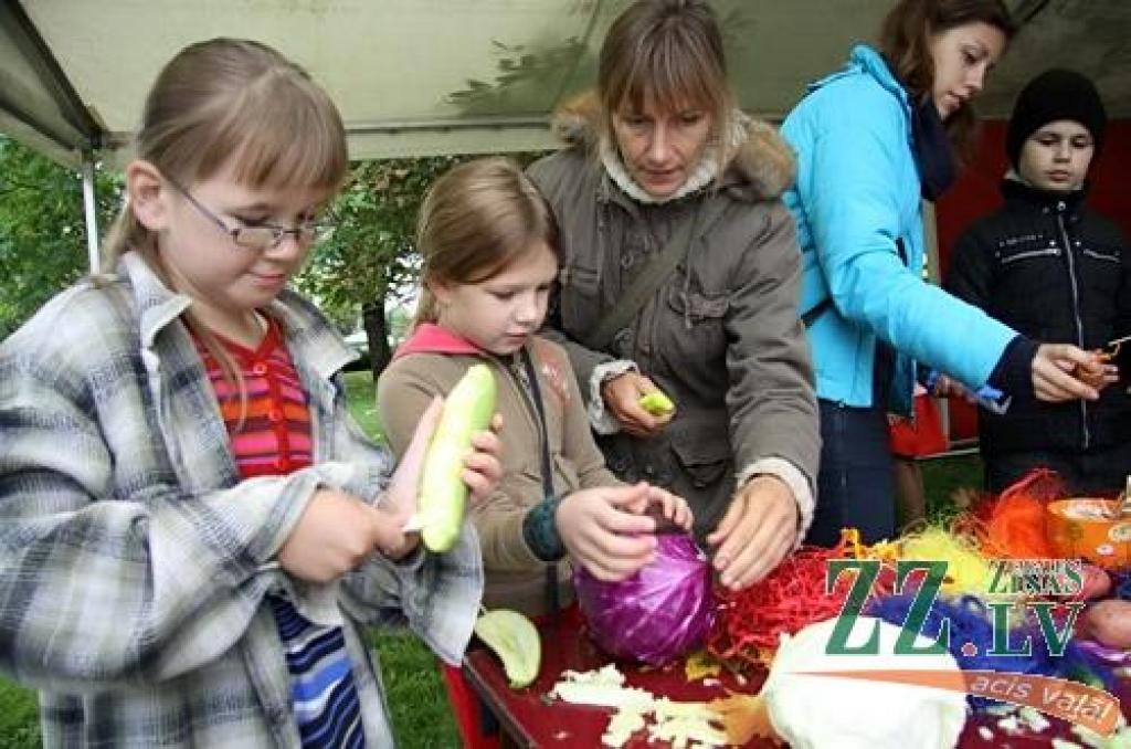 Līdz pašiem Miķeļiem gan vēl pusotra nedēļa, tomēr jelgavnieki nolēma daudz nekavēties un tradicionālo gadatirgu «Miķeļdienu gaidot!» Hercoga Jēkaba laukumā sarīkoja jau 17. septembrī – Saeimas ārkārtas vēlēšanu sestdienā. Droši vien tas...