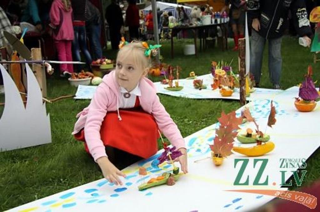 Līdz pašiem Miķeļiem gan vēl pusotra nedēļa, tomēr jelgavnieki nolēma daudz nekavēties un tradicionālo gadatirgu «Miķeļdienu gaidot!» Hercoga Jēkaba laukumā sarīkoja jau 17. septembrī – Saeimas ārkārtas vēlēšanu sestdienā. Droši vien tas...