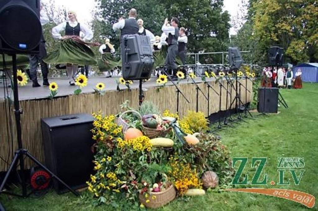 Līdz pašiem Miķeļiem gan vēl pusotra nedēļa, tomēr jelgavnieki nolēma daudz nekavēties un tradicionālo gadatirgu «Miķeļdienu gaidot!» Hercoga Jēkaba laukumā sarīkoja jau 17. septembrī – Saeimas ārkārtas vēlēšanu sestdienā. Droši vien tas...