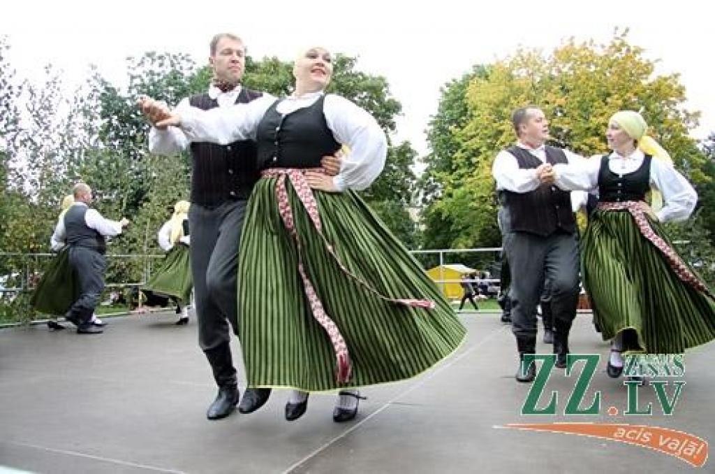 Līdz pašiem Miķeļiem gan vēl pusotra nedēļa, tomēr jelgavnieki nolēma daudz nekavēties un tradicionālo gadatirgu «Miķeļdienu gaidot!» Hercoga Jēkaba laukumā sarīkoja jau 17. septembrī – Saeimas ārkārtas vēlēšanu sestdienā. Droši vien tas...