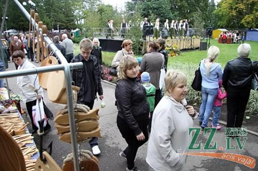 Līdz pašiem Miķeļiem gan vēl pusotra nedēļa, tomēr jelgavnieki nolēma daudz nekavēties un tradicionālo gadatirgu «Miķeļdienu gaidot!» Hercoga Jēkaba laukumā sarīkoja jau 17. septembrī – Saeimas ārkārtas vēlēšanu sestdienā. Droši vien tas...
