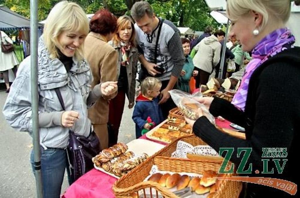 Līdz pašiem Miķeļiem gan vēl pusotra nedēļa, tomēr jelgavnieki nolēma daudz nekavēties un tradicionālo gadatirgu «Miķeļdienu gaidot!» Hercoga Jēkaba laukumā sarīkoja jau 17. septembrī – Saeimas ārkārtas vēlēšanu sestdienā. Droši vien tas...