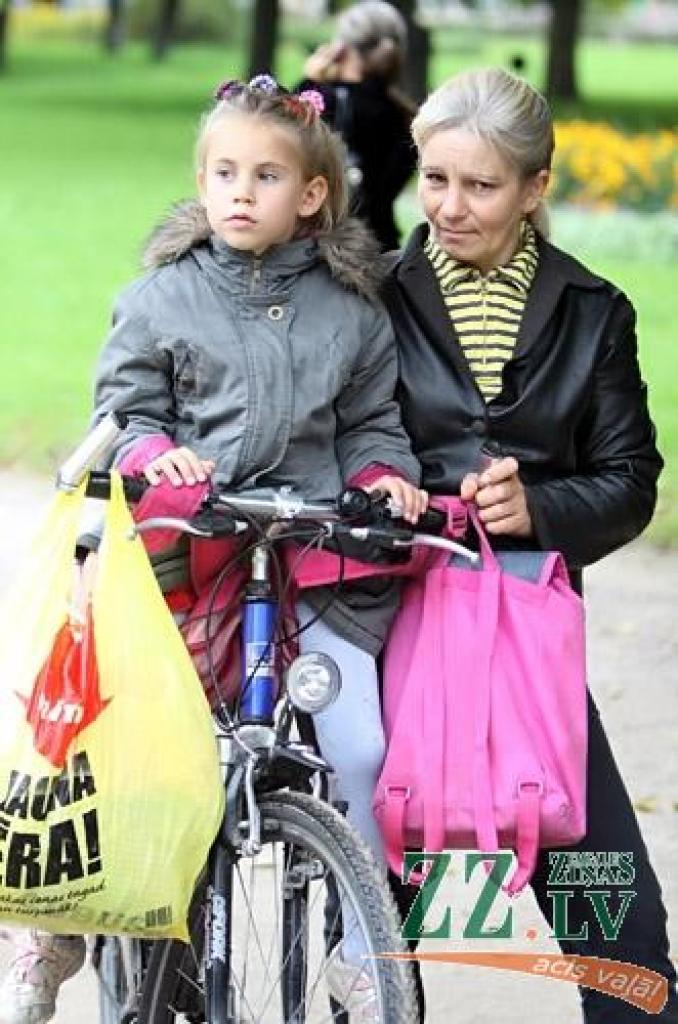 Dzejas diena, kuras datums šogad Jelgavā acīmredzot saskaņots ar skolas nedēļas sākumu, 12.septembrī sākās ar dzejdaru viesošanos pilsētas skolās, turpinājās ar tradicionālo dzejas stundu pie Raiņa pieminekļa un noslēdzās ar pasākumu «Es...