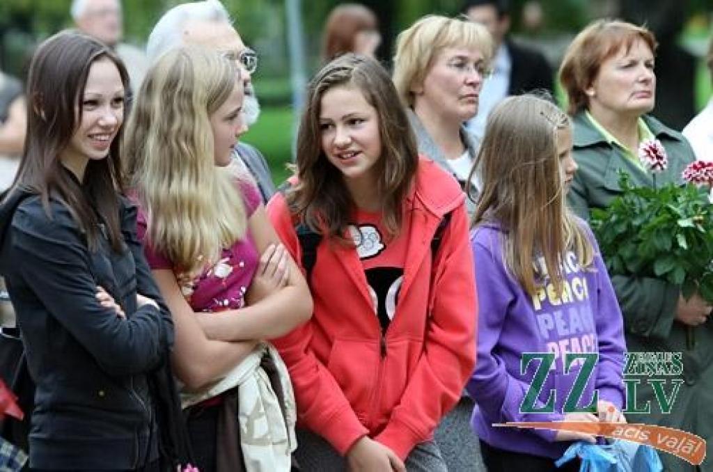 Dzejas diena, kuras datums šogad Jelgavā acīmredzot saskaņots ar skolas nedēļas sākumu, 12.septembrī sākās ar dzejdaru viesošanos pilsētas skolās, turpinājās ar tradicionālo dzejas stundu pie Raiņa pieminekļa un noslēdzās ar pasākumu «Es...