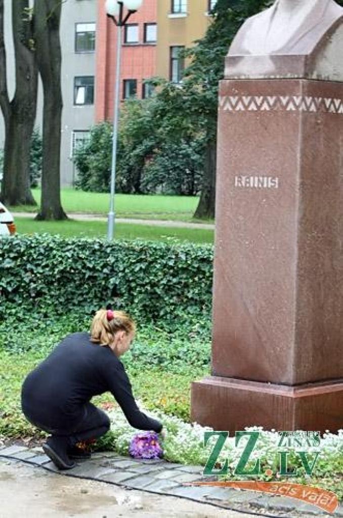 Dzejas diena, kuras datums šogad Jelgavā acīmredzot saskaņots ar skolas nedēļas sākumu, 12.septembrī sākās ar dzejdaru viesošanos pilsētas skolās, turpinājās ar tradicionālo dzejas stundu pie Raiņa pieminekļa un noslēdzās ar pasākumu «Es...