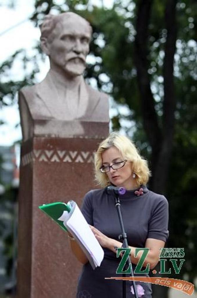 Dzejas diena, kuras datums šogad Jelgavā acīmredzot saskaņots ar skolas nedēļas sākumu, 12.septembrī sākās ar dzejdaru viesošanos pilsētas skolās, turpinājās ar tradicionālo dzejas stundu pie Raiņa pieminekļa un noslēdzās ar pasākumu «Es...