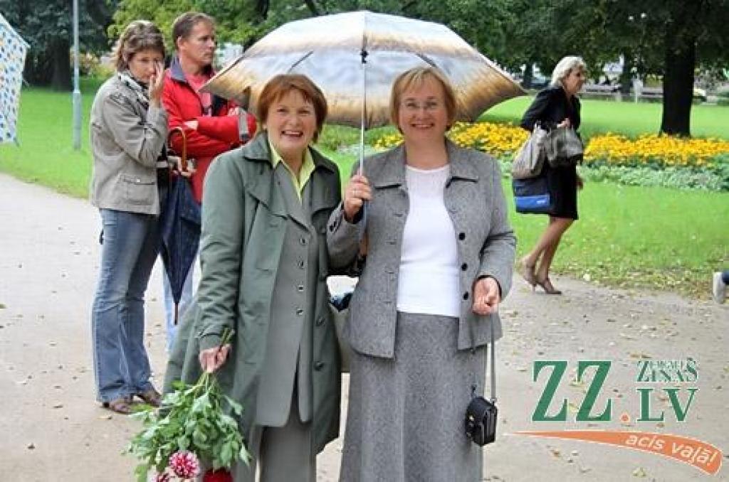 Dzejas diena, kuras datums šogad Jelgavā acīmredzot saskaņots ar skolas nedēļas sākumu, 12.septembrī sākās ar dzejdaru viesošanos pilsētas skolās, turpinājās ar tradicionālo dzejas stundu pie Raiņa pieminekļa un noslēdzās ar pasākumu «Es...