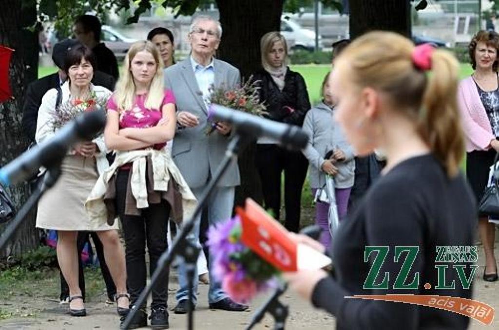 Dzejas diena, kuras datums šogad Jelgavā acīmredzot saskaņots ar skolas nedēļas sākumu, 12.septembrī sākās ar dzejdaru viesošanos pilsētas skolās, turpinājās ar tradicionālo dzejas stundu pie Raiņa pieminekļa un noslēdzās ar pasākumu «Es...