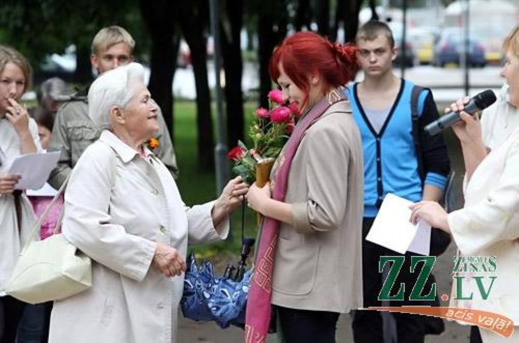 Dzejas diena, kuras datums šogad Jelgavā acīmredzot saskaņots ar skolas nedēļas sākumu, 12.septembrī sākās ar dzejdaru viesošanos pilsētas skolās, turpinājās ar tradicionālo dzejas stundu pie Raiņa pieminekļa un noslēdzās ar pasākumu «Es...