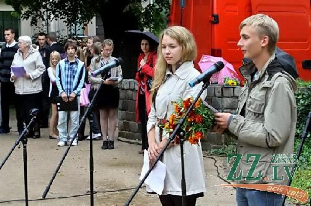 Dzejas diena, kuras datums šogad Jelgavā acīmredzot saskaņots ar skolas nedēļas sākumu, 12.septembrī sākās ar dzejdaru viesošanos pilsētas skolās, turpinājās ar tradicionālo dzejas stundu pie Raiņa pieminekļa un noslēdzās ar pasākumu «Es...