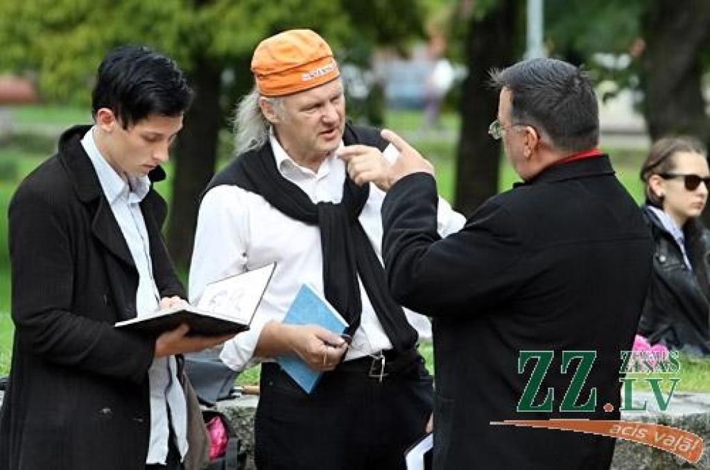 Dzejas diena, kuras datums šogad Jelgavā acīmredzot saskaņots ar skolas nedēļas sākumu, 12.septembrī sākās ar dzejdaru viesošanos pilsētas skolās, turpinājās ar tradicionālo dzejas stundu pie Raiņa pieminekļa un noslēdzās ar pasākumu «Es...