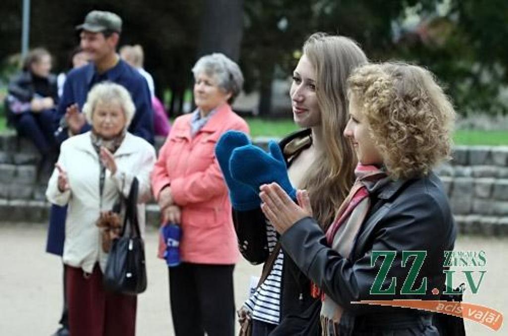 Dzejas diena, kuras datums šogad Jelgavā acīmredzot saskaņots ar skolas nedēļas sākumu, 12.septembrī sākās ar dzejdaru viesošanos pilsētas skolās, turpinājās ar tradicionālo dzejas stundu pie Raiņa pieminekļa un noslēdzās ar pasākumu «Es...