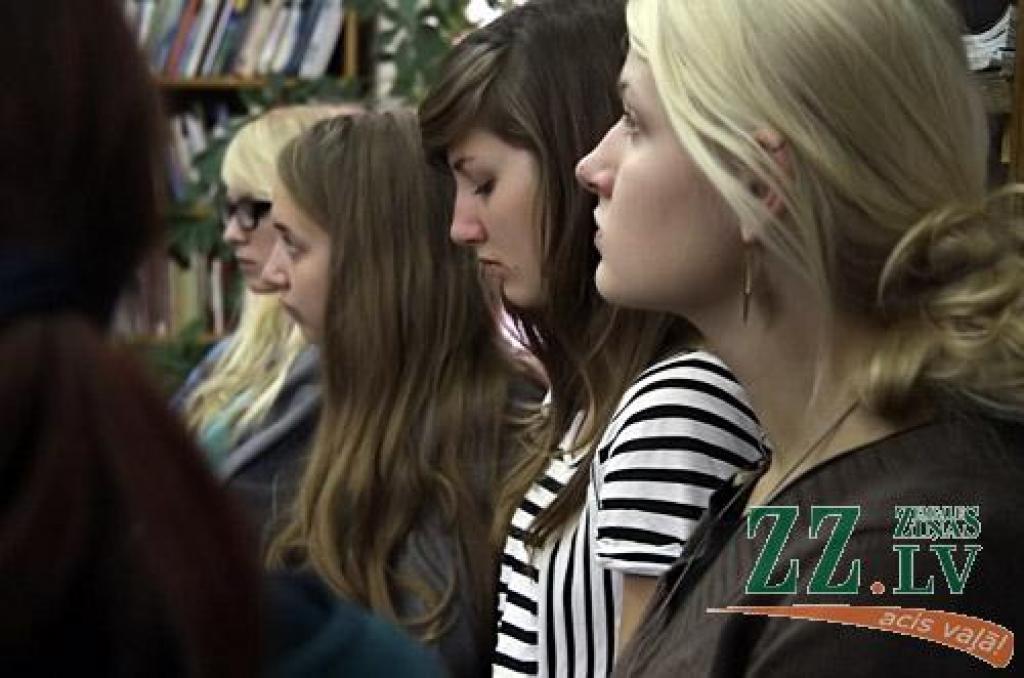 Dzejas diena, kuras datums šogad Jelgavā acīmredzot saskaņots ar skolas nedēļas sākumu, 12.septembrī sākās ar dzejdaru viesošanos pilsētas skolās, turpinājās ar tradicionālo dzejas stundu pie Raiņa pieminekļa un noslēdzās ar pasākumu «Es...