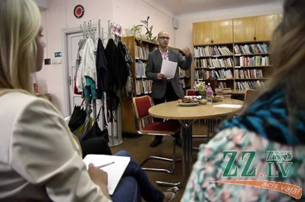 Dzejas diena, kuras datums šogad Jelgavā acīmredzot saskaņots ar skolas nedēļas sākumu, 12.septembrī sākās ar dzejdaru viesošanos pilsētas skolās, turpinājās ar tradicionālo dzejas stundu pie Raiņa pieminekļa un noslēdzās ar pasākumu «Es...