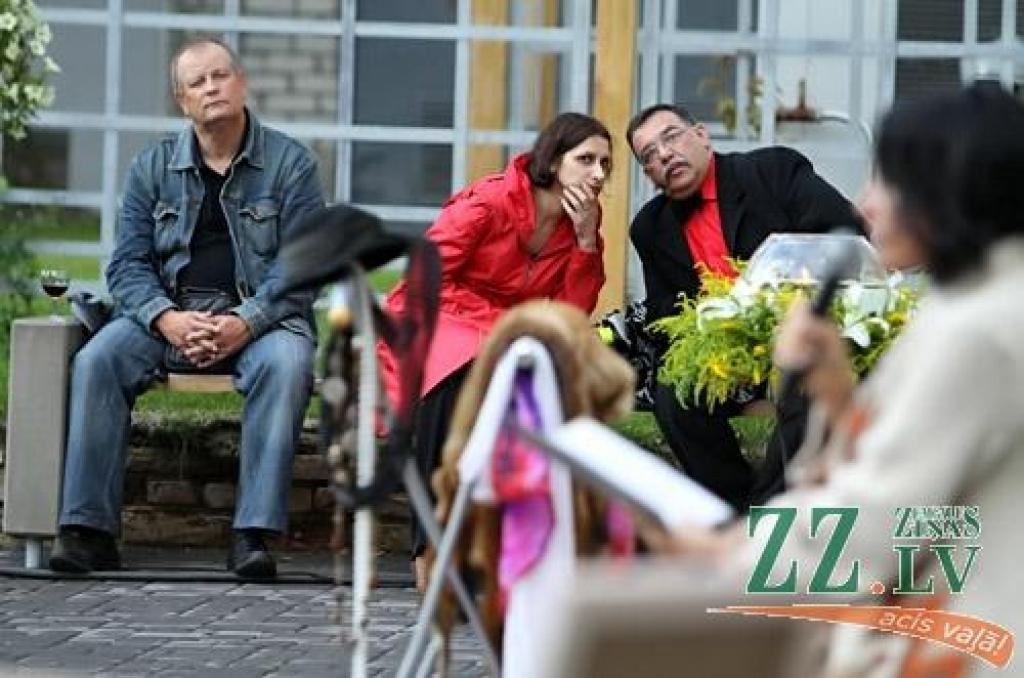 Dzejas diena, kuras datums šogad Jelgavā acīmredzot saskaņots ar skolas nedēļas sākumu, 12.septembrī sākās ar dzejdaru viesošanos pilsētas skolās, turpinājās ar tradicionālo dzejas stundu pie Raiņa pieminekļa un noslēdzās ar pasākumu «Es...
