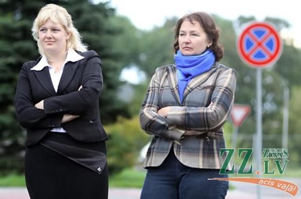 Dzejas diena, kuras datums šogad Jelgavā acīmredzot saskaņots ar skolas nedēļas sākumu, 12.septembrī sākās ar dzejdaru viesošanos pilsētas skolās, turpinājās ar tradicionālo dzejas stundu pie Raiņa pieminekļa un noslēdzās ar pasākumu «Es...