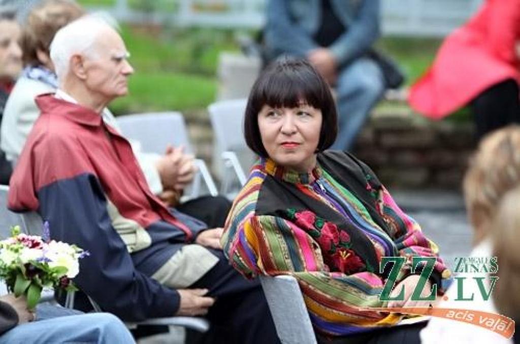 Dzejas diena, kuras datums šogad Jelgavā acīmredzot saskaņots ar skolas nedēļas sākumu, 12.septembrī sākās ar dzejdaru viesošanos pilsētas skolās, turpinājās ar tradicionālo dzejas stundu pie Raiņa pieminekļa un noslēdzās ar pasākumu «Es...