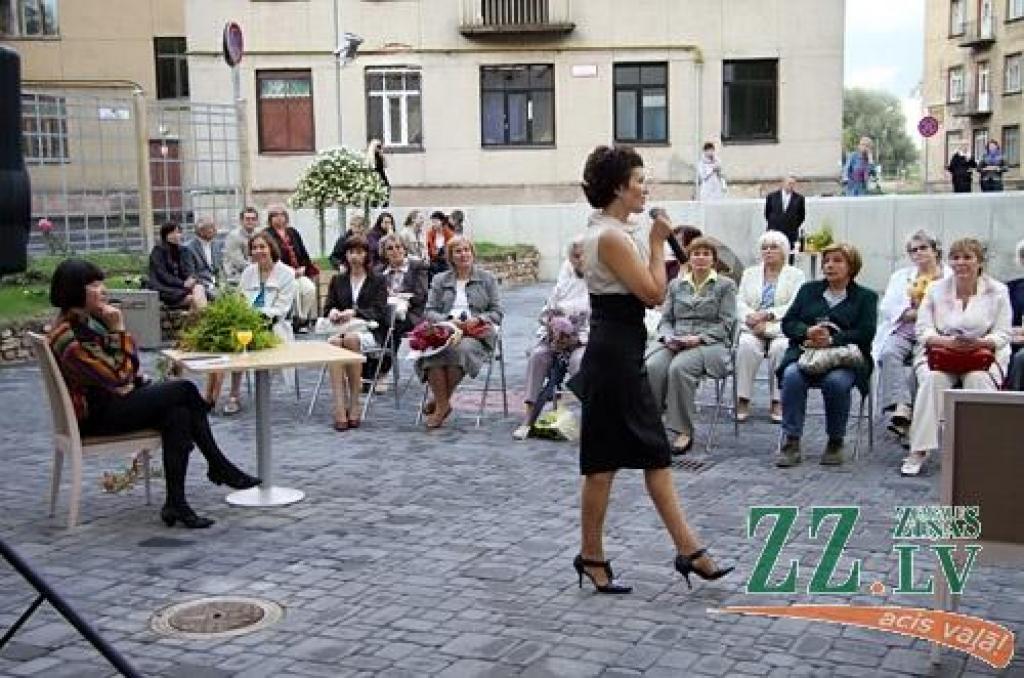 Dzejas diena, kuras datums šogad Jelgavā acīmredzot saskaņots ar skolas nedēļas sākumu, 12.septembrī sākās ar dzejdaru viesošanos pilsētas skolās, turpinājās ar tradicionālo dzejas stundu pie Raiņa pieminekļa un noslēdzās ar pasākumu «Es...