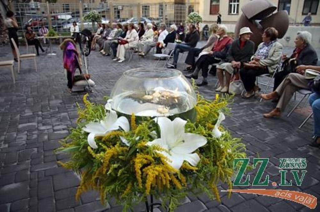 Dzejas diena, kuras datums šogad Jelgavā acīmredzot saskaņots ar skolas nedēļas sākumu, 12.septembrī sākās ar dzejdaru viesošanos pilsētas skolās, turpinājās ar tradicionālo dzejas stundu pie Raiņa pieminekļa un noslēdzās ar pasākumu «Es...