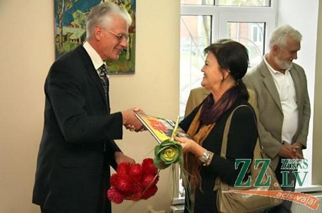 Jelgavas Zinātniskās bibliotēkas (JZB) galerijā otrdien atklāja mākslinieka Raita Junkera gleznu izstādi «No...». Kaut gleznu autoru nu jau grūti ierindot jauno kategorijā (R.Junkers dzimis 1959.gadā Kuldīgas rajona Ēdolē), Jelgavas...